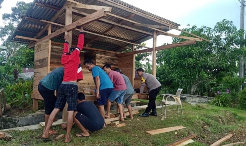 Bhabinkamtibmas Ikut Bergotong-royong Membangun Pos Kamling