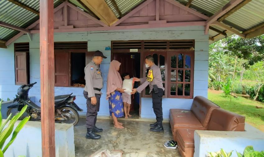  Bhabinkamtibmas Polsek Padang Jaya Berikan Bantuan Sembako Untuk Warga