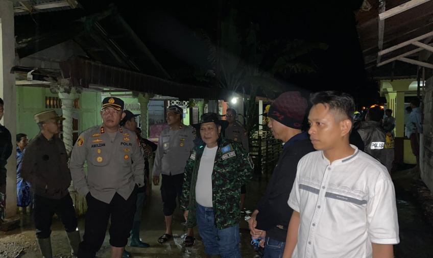 Bersama Wabup, Kapolres Lebong Pantau Banjir dan Beri Semangat