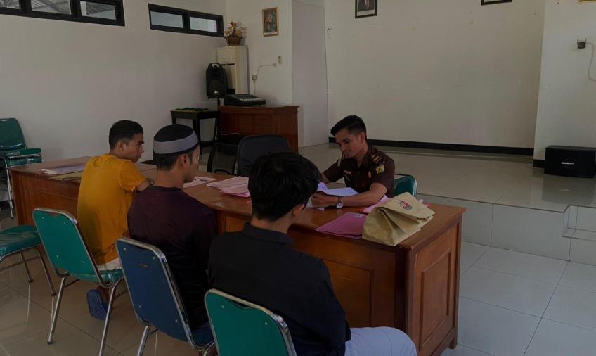 Polres Lebong Kirimkan Tahanan dan Barang Bukti Kasus Kepemilikan Sajam ke Kejari Lebong