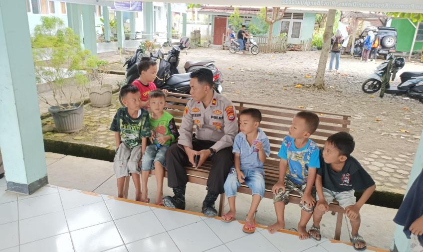 Jalin Keakraban Melalui Polisi Sahabat Anak,  Kapolsek Seginim Sambangi Anak -anak