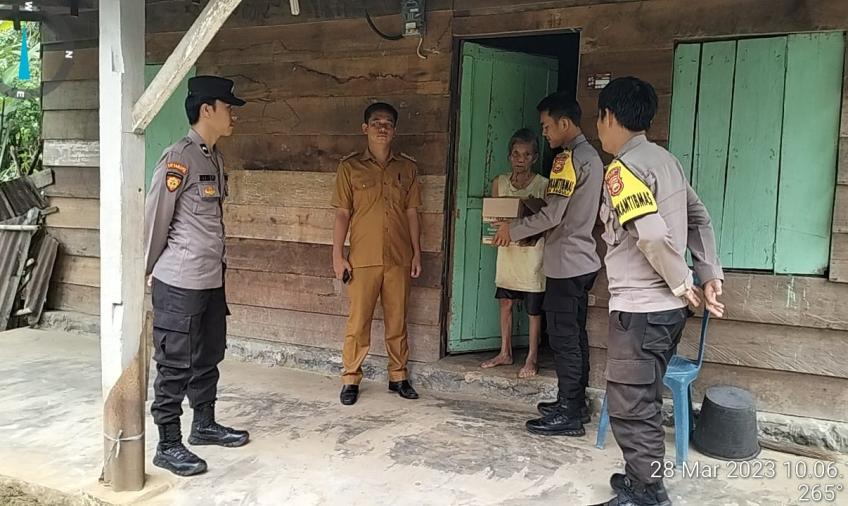 Polsek Padang Guci Hulu Bagikan Sembako ke Warga Membutuhkan