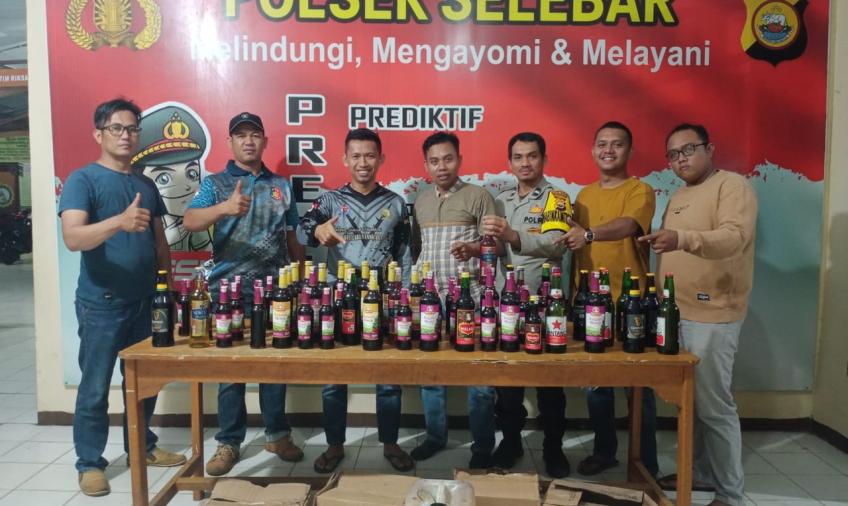 Polsek Selebar Amankan Puluhan Botol Miras dan 1 Jeriken Tuak