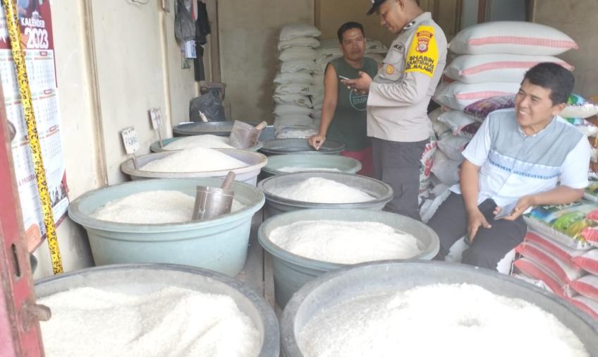 Polsek Teluk Segara Monitoring Harga dan Ketersediaan Bahan Pokok di Pasar Baru Koto