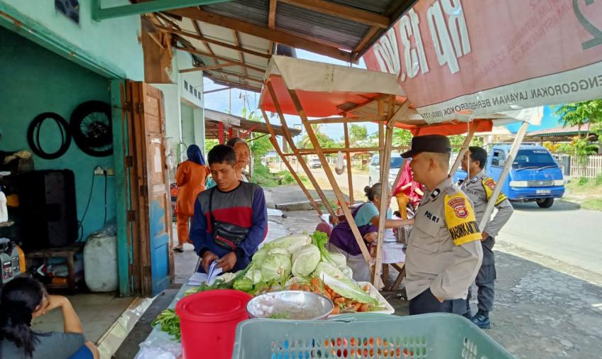 Cek Ketersediaan dan Harga Sembako, Bhabinkamtibmas Sambangi Toko dan Warung di Desa Binaannya