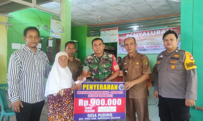 Bersinergi Bhabinkamtibmas dan Babinsa Monitoring Penerima BLT - DD  