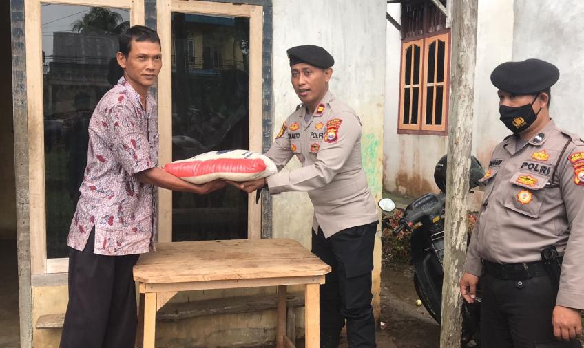 Ramadan, Polres Bengkulu Selatan Berikan Bansos Sembako ke Warga Membutuhkan
