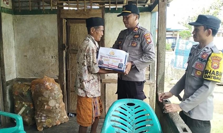 Kapolsek Air Besi Salurkan Paket Sembako Bantuan Kemanusiaan untuk Negeri