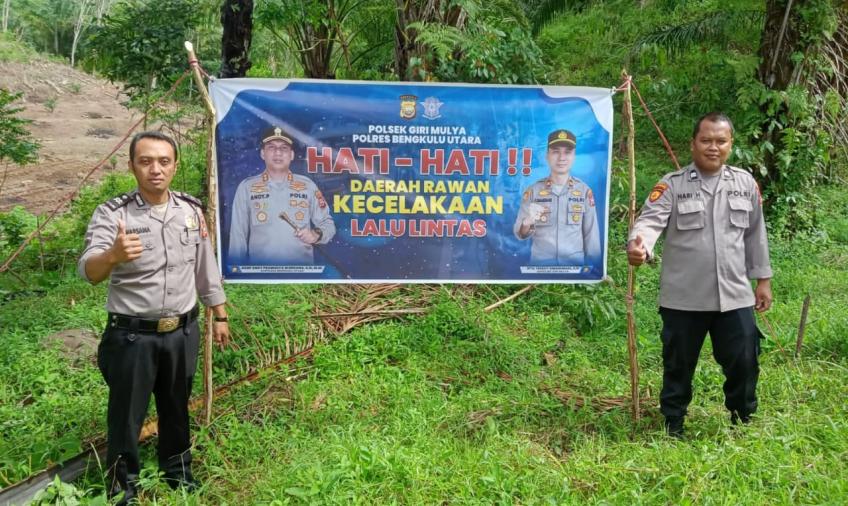 Tekan Angka Kecelakaan, Polsek Giri Mulya Pasang Spanduk Imbauaun Tertib Berlalu Lintas