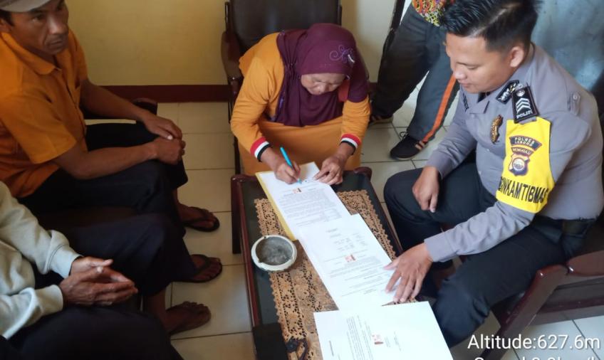 Sinergi Bersama Kepala Desa, Bhabinkamtibmas Mediasi Kasus Penganiayaan