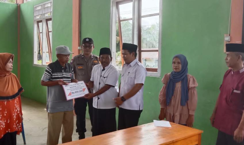 Hadiri Pembagian BLT DD, Bhabinkamtibmas Sampaikan Pesan-pesan Kamtibmas