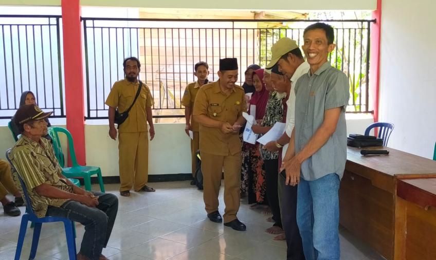 Bhabinkamtibmas Polsek Ketahun pantau dan amankan penyaluran Bantuan Langsung Tunai Dana Desa (BLT DD) Desa Bumi Harjo 