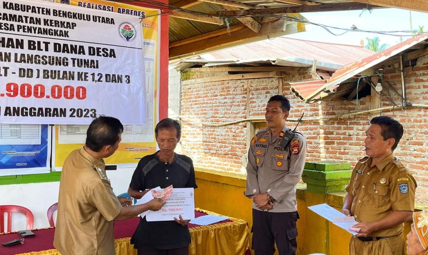 Monitoring Pengelolaan Dana Desa, Kapolsek Hadiri Penyaluran BLT DD 