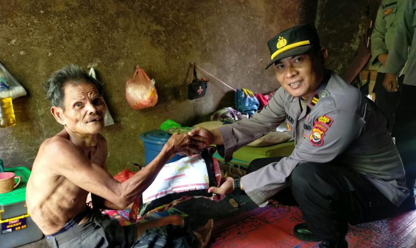 Peduli Lansia Tak Mampu, Polsek Kaur Tengah Salurkan Bantuan 