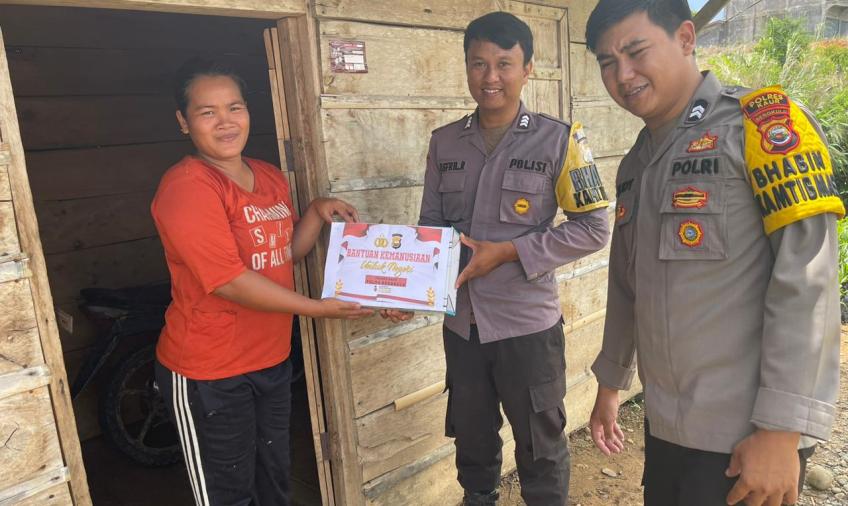 Warga Kurang Mampu Terima Sembako dari Polsek Muara Sahung  