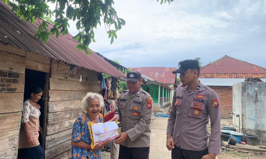 Polsek Tanjung Kemuning, Salurkan Bantuan ke Janda Lansia Kurang Mampu
