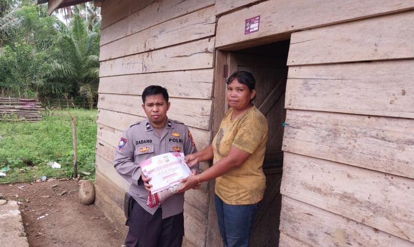 Polsek Padang Guci Hulu, Salurkan Bantuan ke Ibu Rumah Tangga Kurang Mampu
