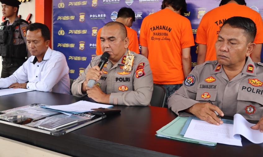 Dihentikan Polisi di Jalan, 2 Pria ini Kedapatan Simpan Sabu  