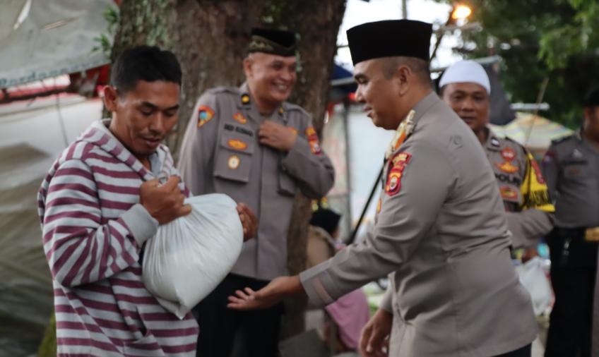 Kapolres Rejang Lebong Berbagi Takjil dan Sembako