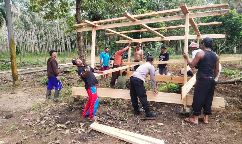 Polsek Putri Hijau Bergotong Royong Bangun Pos Kamling Bersama Warga 