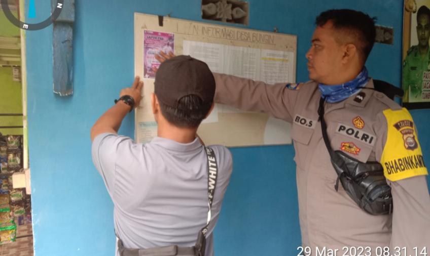 Bhabinkamtibmas Polsek Lebong Selatan Sambangi Rumah Warga Pasang Stiker