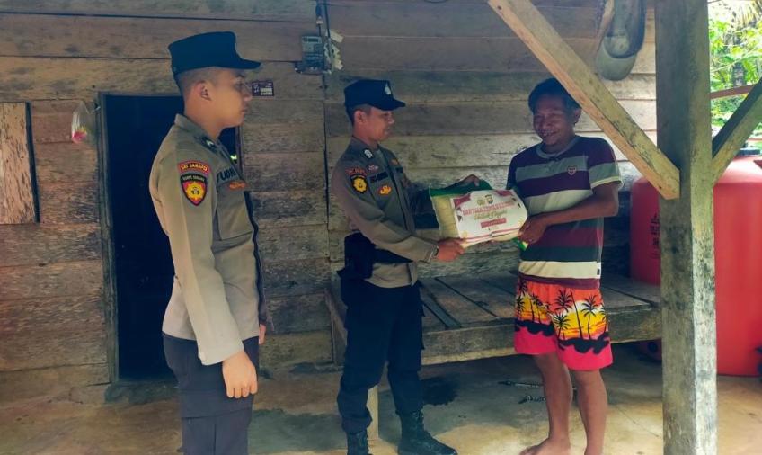 Kembali Polsek Nasal Salurkan Bantuan ke Warga Kurang Mampu