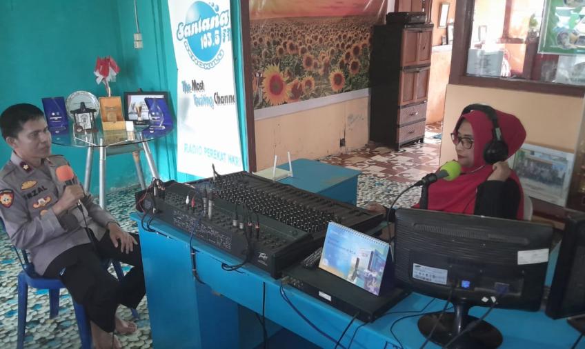Kapolsek Teluk Segara Sosialisasi Kamtibmas di Radio Santana 103,5 FM 