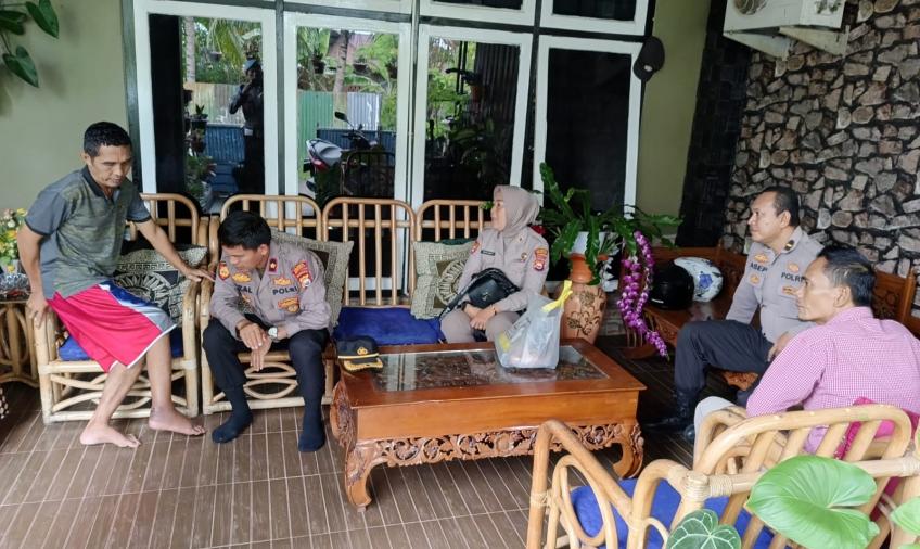 Peduli, Kapolsek Teluk Segara Jenguk Anggotanya yang Sedang Sakit