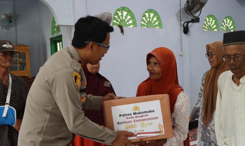 Kapolres Mukomuko Bagikan Sembako Kepada Warga yang Membutuhkan