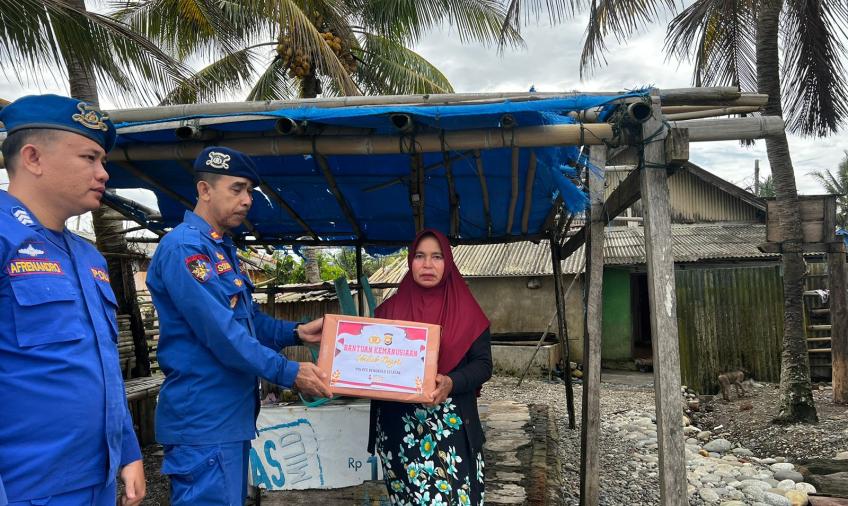Polres Bengkulu Selatan Salurkan Bantuan Kemanusiaan Kepada Nelayan