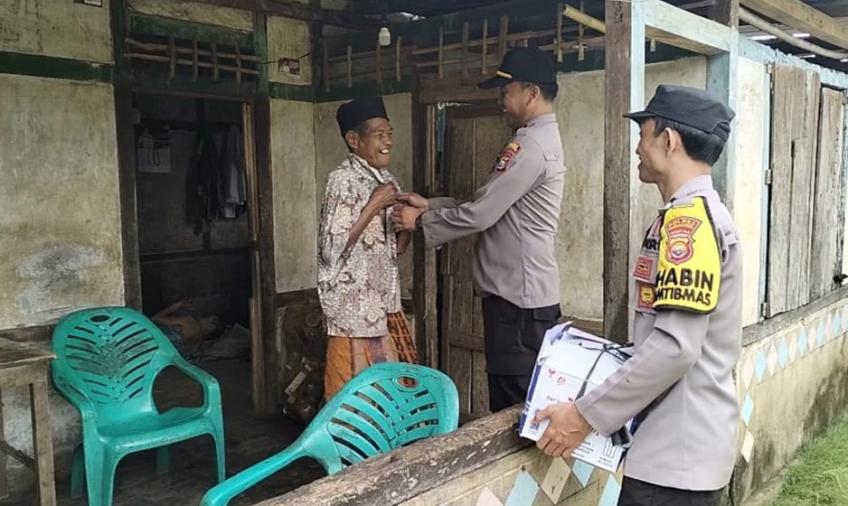 Polsek Air Besi Salurkan Bantuan Kemanusian untuk Negeri Kepada Warga Kurang Mampu