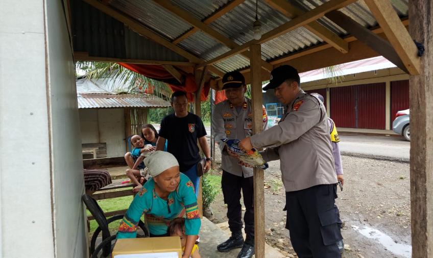 Polsek Air Besi Memberikan bantuan Kemanusiaan untuk Negeri kepada Masyarakat yang kurang mampu