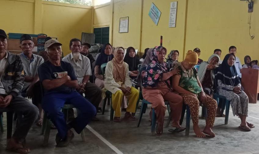 Bhabinkamtibmas Polsek Giri Mulya Dampingi Penyaluran Bansos