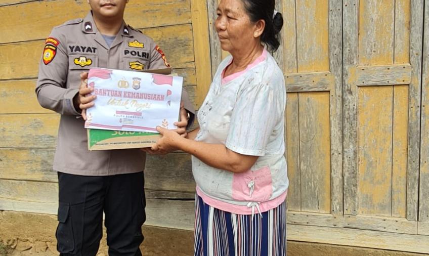 Polsek Padang Guci Hulu Salurkan Bantuan Kepada Warga Kurang Mampu