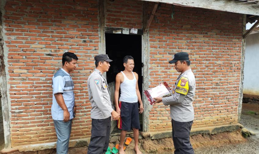 Polsek Kaur Tengah Salurkan Bantuan Kepada Warga Kurang Mampu