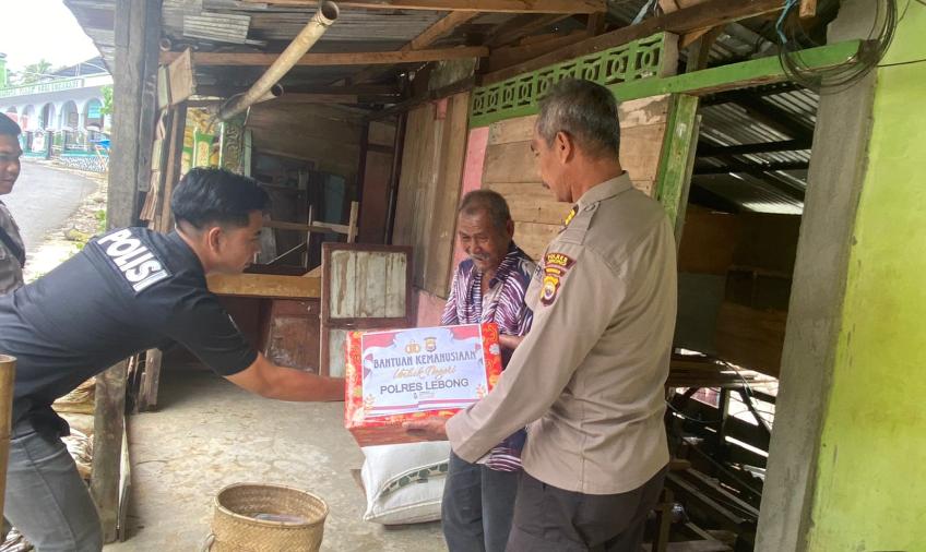 Polres Lebong Salurkan Bantuan Kemanusiaan Kepada Warga Terdampak Banjir