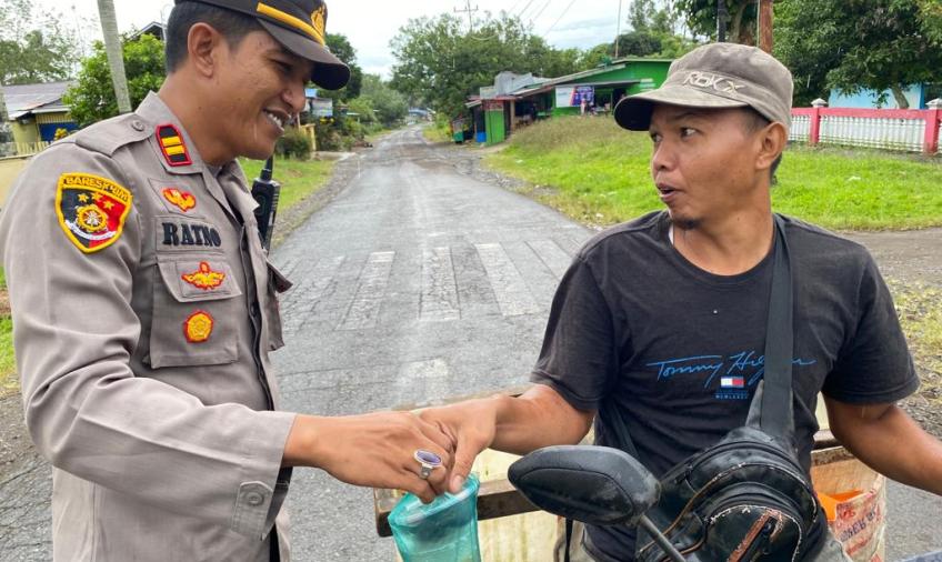Peduli Sesama, Polsek Kerkap Berbagi Takjil Buka Puasa