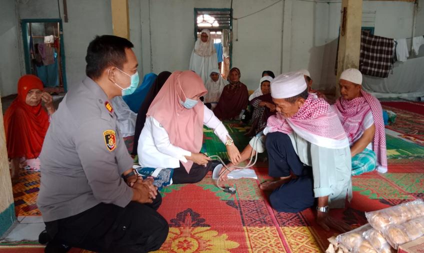 Kapolsek Lubuk Pinang Bersama Tim Kesehatan Puskesmas Cek Kesehatan Jemaah Suluk Tarekat Naqsabandiyah