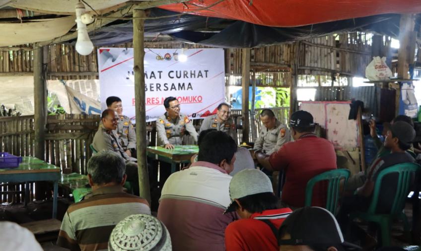 Jumat Curhat, Kapolres Mukomuko Tampung Keluhan Nelayan Tradisional