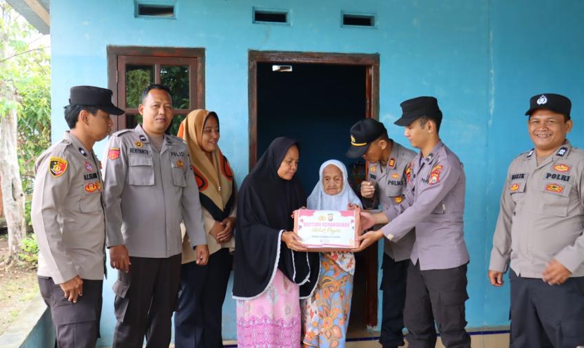 Polres Bengkulu Selatan Salurkan Bantuan Kemanusiaan Untuk Negeri Kepada Warga Kelurahan Padang Kapuk dan Kelurahan Gunung Ayu  