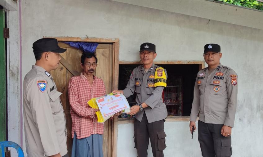 Warga Desa Muara Tetap  Terima Bingkisan dari Polsek Kaur Selatan 