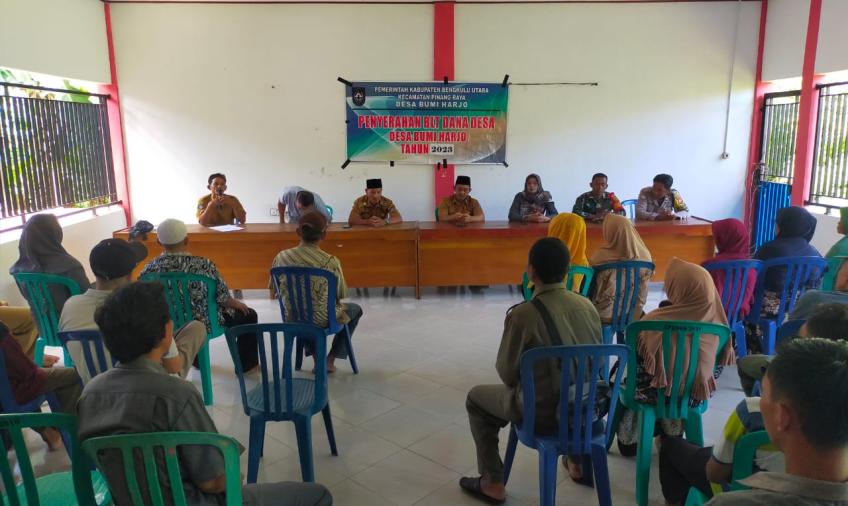Bhabinkamtibmas Polsek Ketahun Pantau dan Amankan Penyaluran BLT DD Desa Bumi Harjo 