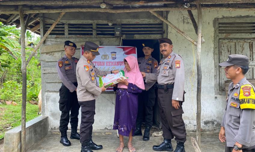 Bantuan Kemanusiaan Untuk Negeri, Polres Kaur Berikan Bansos kepada Warga Kurang Mampu