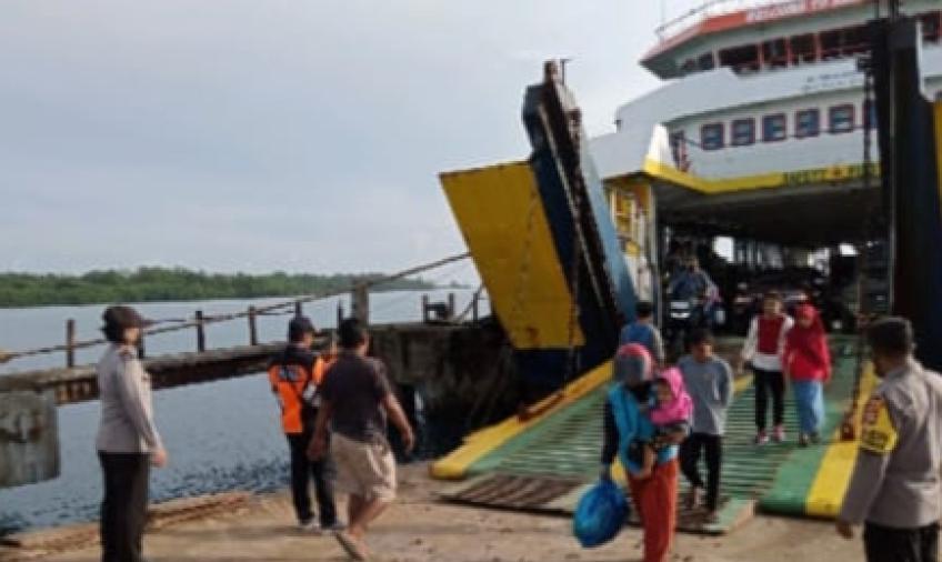 Polsek Enggano Laksanakan Pengamanan dan Monitoring Kedatangan Kapal KMP Pulo Tello