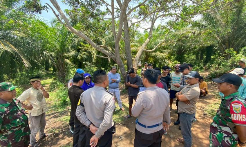 Kapolsek Batik Nau Gelar Giat Sosialisasi dan Pengamanan Pengalihan Arus lalu lintas Karena Perbaikan Jembatan di Desa Batik Nau 