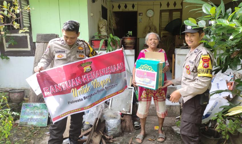 Bhabinkamtibmas Polsek Teluk Segara Salurkan Bantuan ke Warga Sumur Meleleh