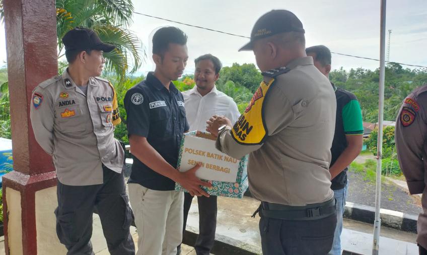 Ramadan, Polsek Batik Nau Terus Laksanakan Senin Berbagi