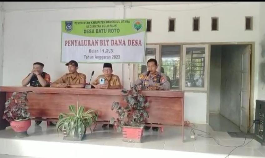 Awasi Dana Desa Kapolsek Kerkap Hadiri Giat Pembagian BLT DD.