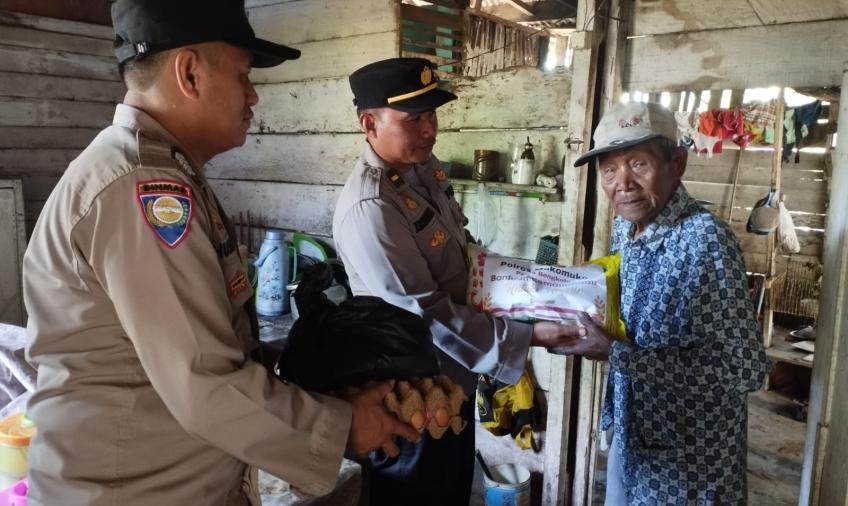 Selama Ramadhan, Polres Mukomuko Gencar Salurkan Bantuan Sembako Kepada Warga Membutuhkan