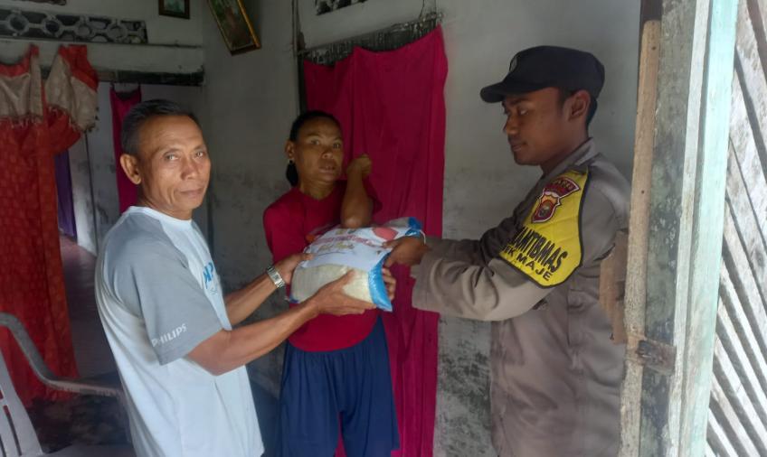 Polsek Maje Kembali Salurkan Bansos Kepada Warga Kurang Mampu